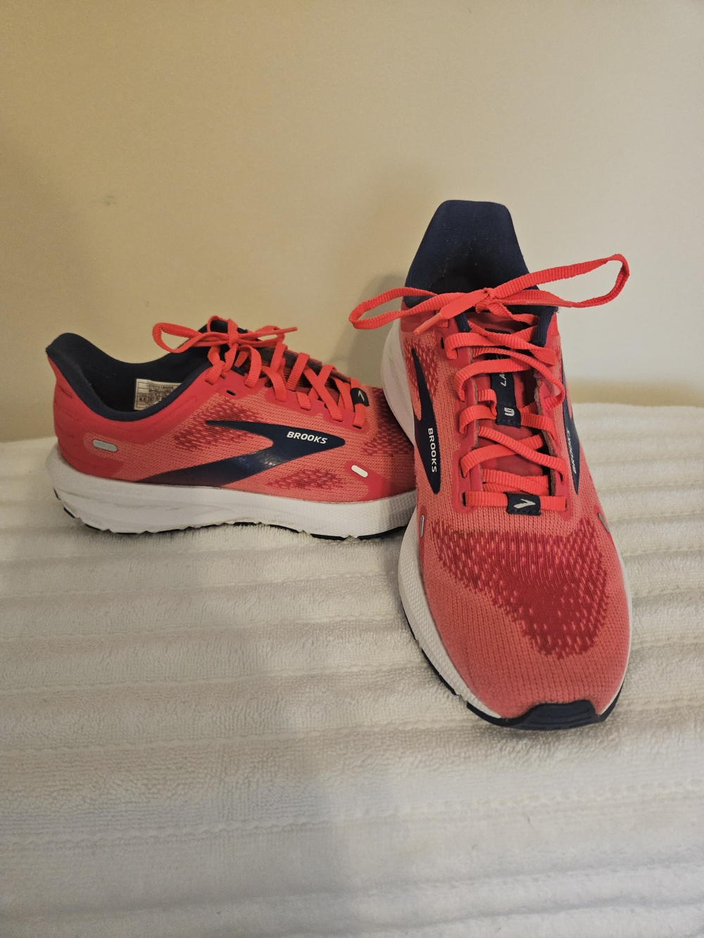 Brooks Launch 9 Running Shoes Pink Navy Breathable Lightweight Womens US 6.5